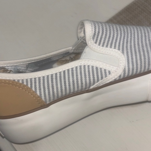 Tommy Bahama platform slip-on striped sneakers. Women's 8.5. Like new condition. - Picture 5 of 9